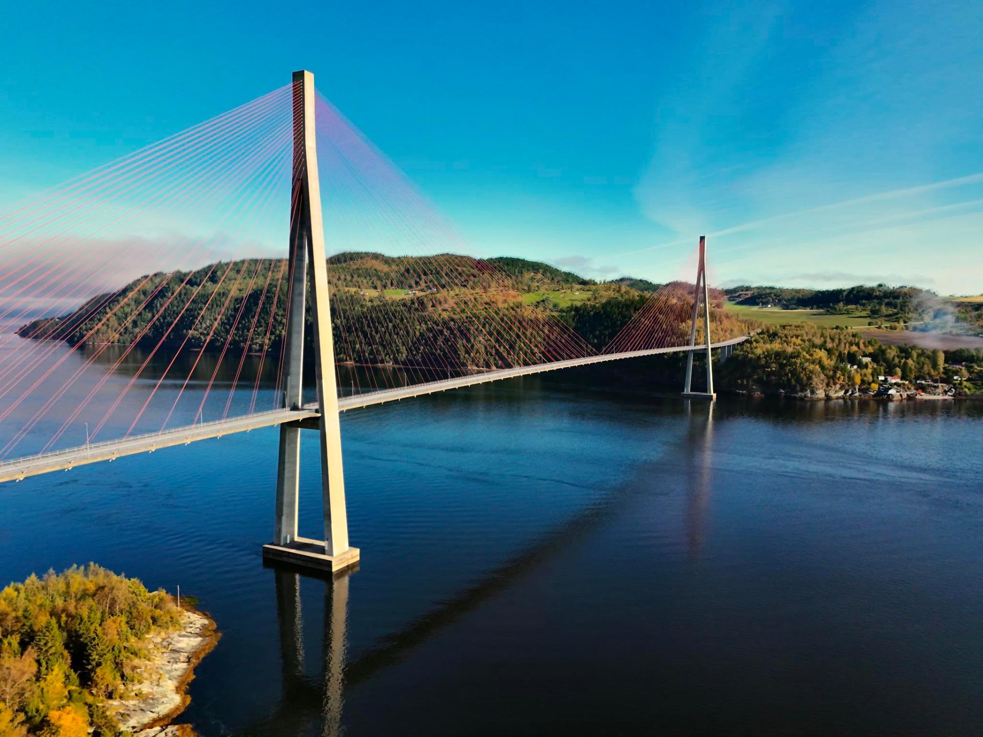 Drone over norsk fjord ved gylden time